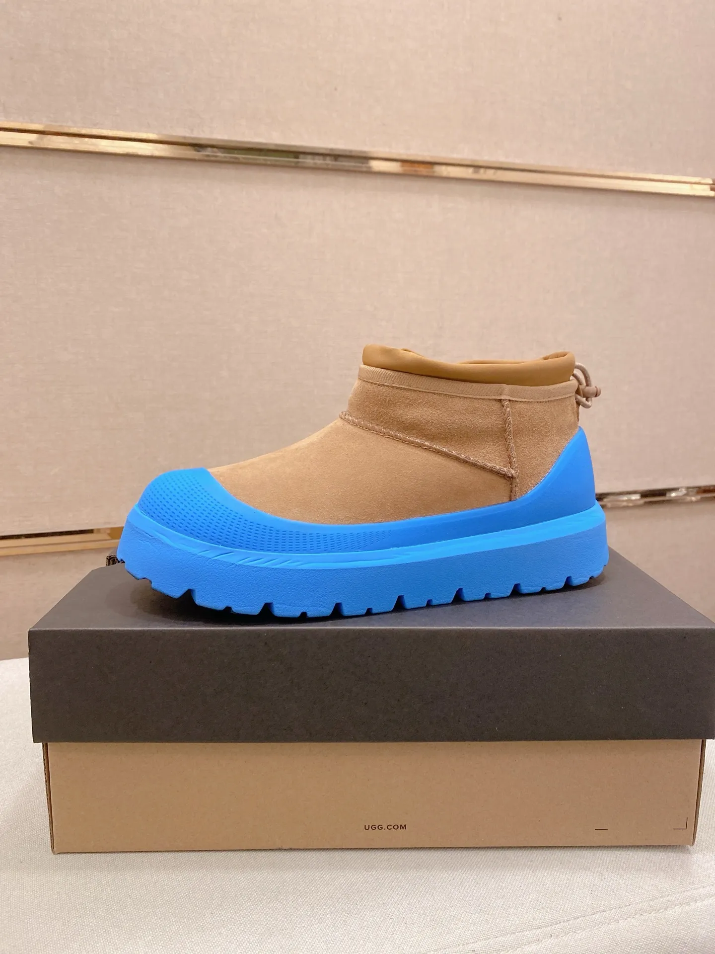 Factory price: 500💰Couple model💏 Same style as Wang Yibo, North American men's shoes Ugg ☃️In the special sale of new high-quality men's shoes snow boots in autumn and winter, the nemesis of extreme cold weather! Made of cowhide leather, merino wool lining, and original outsole, whether driving, outdoor or daily wear, there is always one that suits you! Male and female size: 35-46.
